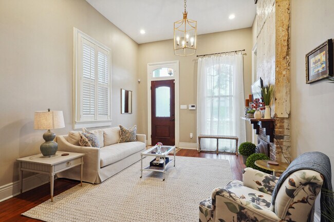 Living - 3621 Banks St