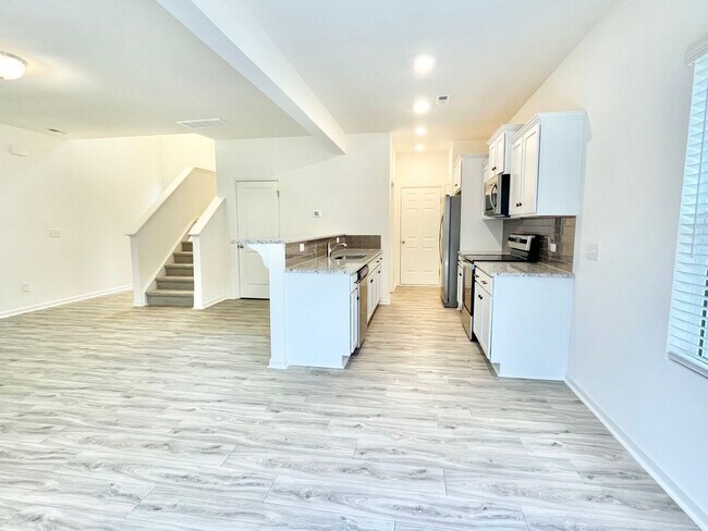 Building Photo - Beautiful & Spacious 3Bed Paired Home minutes from I-85