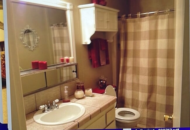Full batht - 1020 34th Ave NW