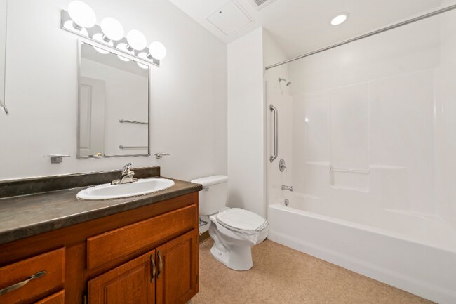 Foto del edificio - 235 Pond St