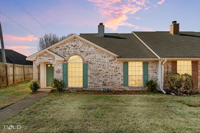 Foto del edificio - 5005 Longstreet Pl