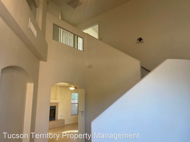 Building Photo - 4 br, 3 bath House - 525 E. Camino Crystal...