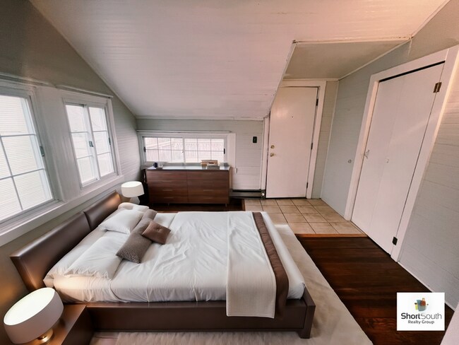 Foto del edificio - Updated Heritage Hill 2 bed 1 bath upper a...
