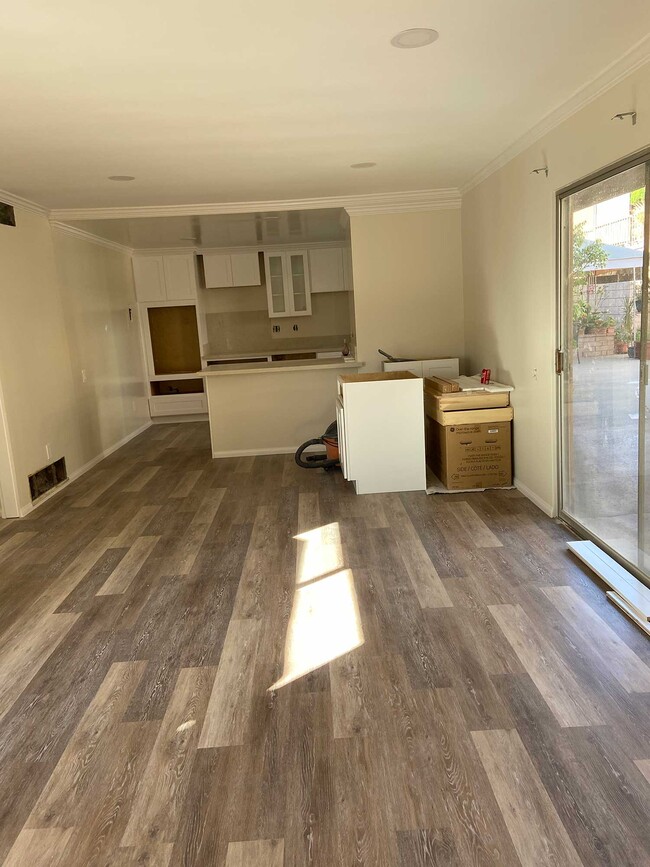 Living room - 108 N Grand Oaks Ave