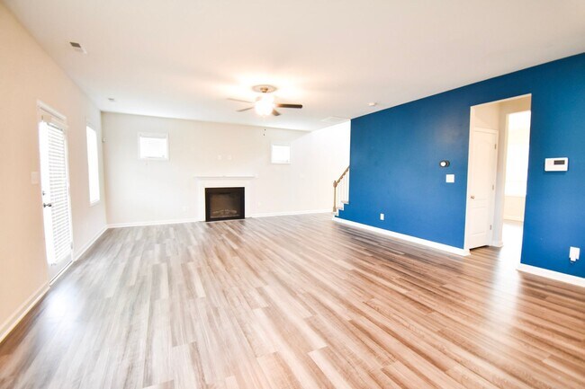 Foto del edificio - Coming Soon: 4 Bedroom 2.5 Bathroom Small Pets