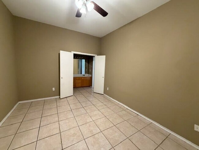 Foto del edificio - 10209 Lilac Ln