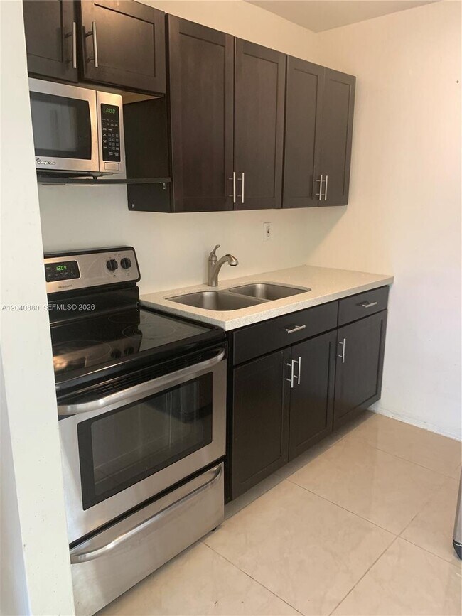 Foto del edificio - 2715 Tigertail Ave