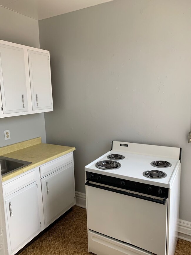 Building Photo - Large 1 br small living room and a very sm...