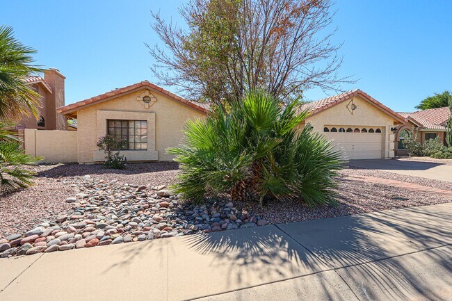 Foto del edificio - MOVE IN SPECIALS !! Welcome to this stunning 4-bedroom, 2-bathroom City of Tempe, AZ!!