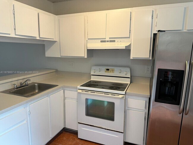 Building Photo - 4100 Lakeside Dr