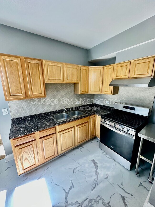 Foto del edificio - 3302 W Fulton Blvd