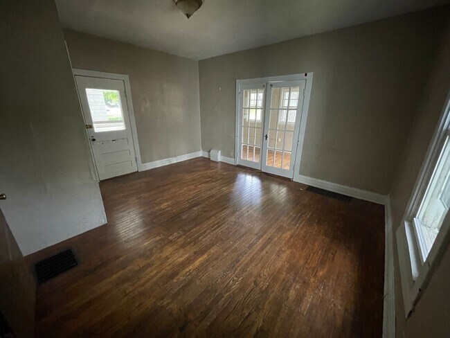 Building Photo - 410 N Salisbury St