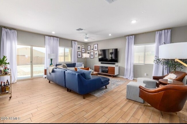 Foto del edificio - 155 W Jamaica Pl