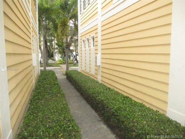 Building Photo - 521 SW 18th Ave