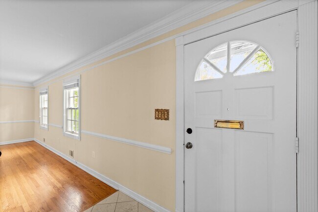Building Photo - 4 Bed 3.5 Bath - Bethesda Colonial - Move ...