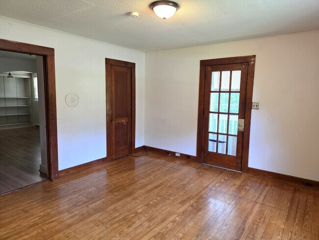 Building Photo - 2 Bedroom • 1 Bath Home – Mount Airy, NC