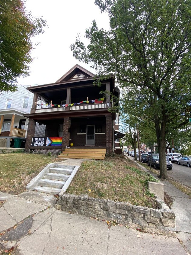 Primary Photo - 7-8 Bedroom House Located in Clifton Near ...