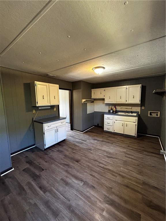 Building Photo - 2891 Village Green Dr