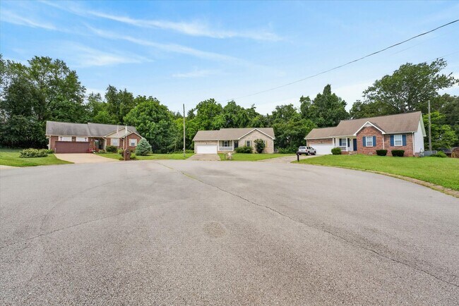 Building Photo - Three Bedroom in Sango!