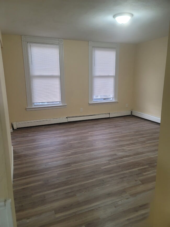 Building Photo - 357 Poplar St