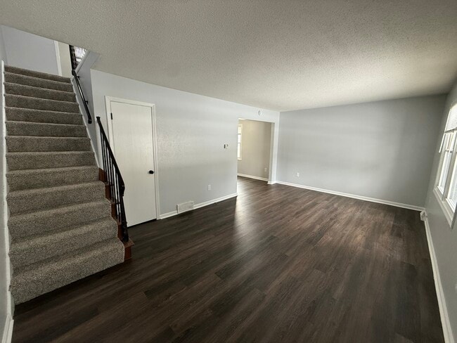 Foto del edificio - 6755 Woodlake Dr