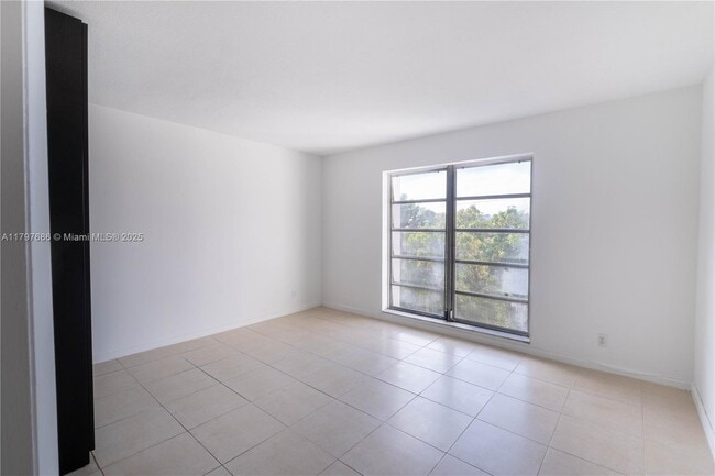 Building Photo - 1220 71st St