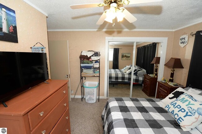 Building Photo - 5883 Lake Ln Dr