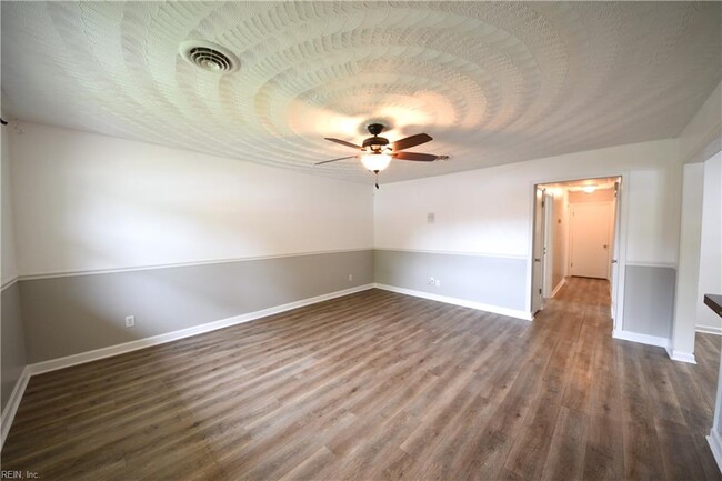 Building Photo - 823 Brentwood Dr