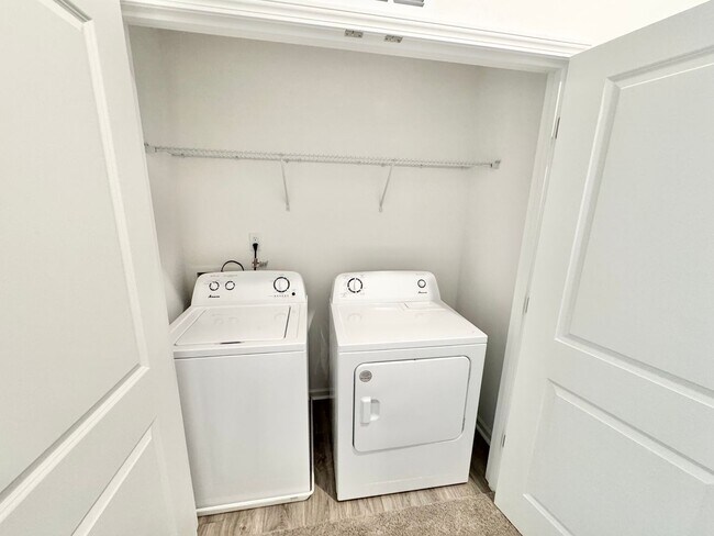 Foto del edificio - BEAUTIFUL 2 Bedroom Townhome in Cox Mill D...