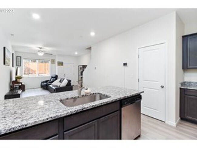 Foto del edificio - Newer 3 Bedroom NE Portland Townhome!