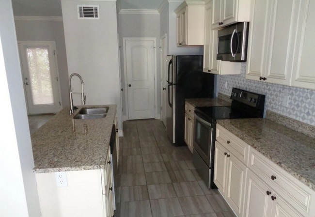 Building Photo - 3 Bed/ 2.5 Bath