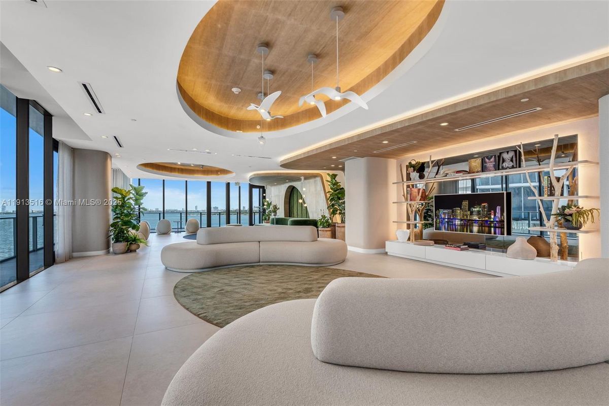 Foto del edificio - 700 NE 24th St