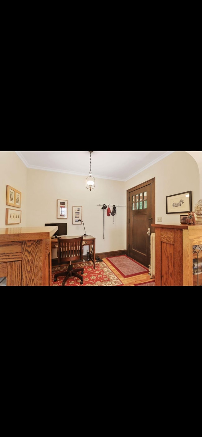 Entryway - 138 Cecil St SE