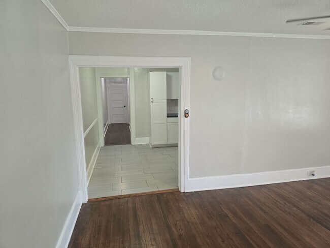 Building Photo - 2 Bed 1 Bath duplex