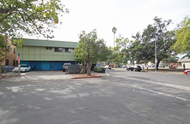 Foto del edificio - 2402-2404 2nd Ave