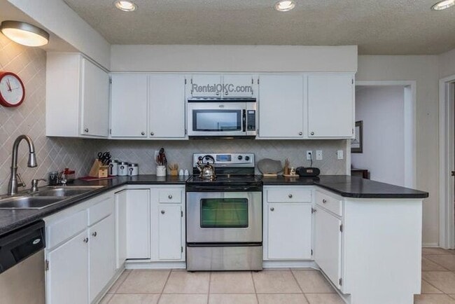 Building Photo - 4 Bed Condo adjacent to Penn Square Mall
