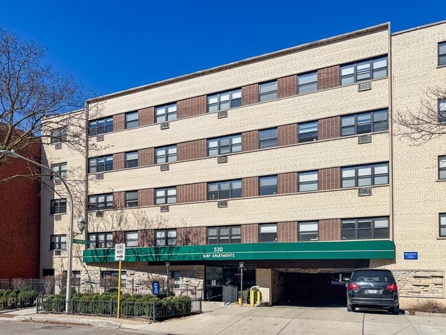 Building Photo - 447 W Surf St