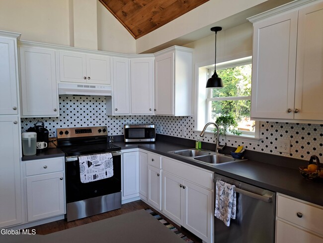 Building Photo - 134 Pickle Hill Rd