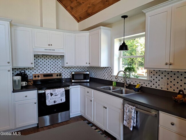 Foto del edificio - 134 Pickle Hill Rd