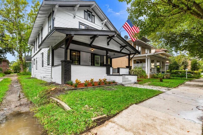 Building Photo - 2768-2770 College St