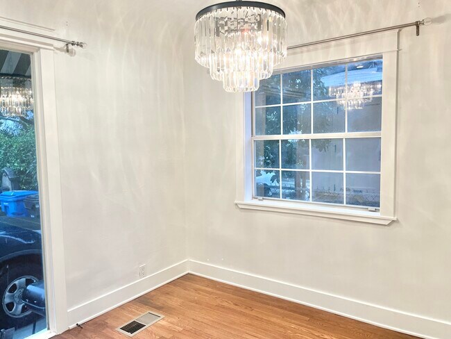 Building Photo - 1249 N Beachwood Dr