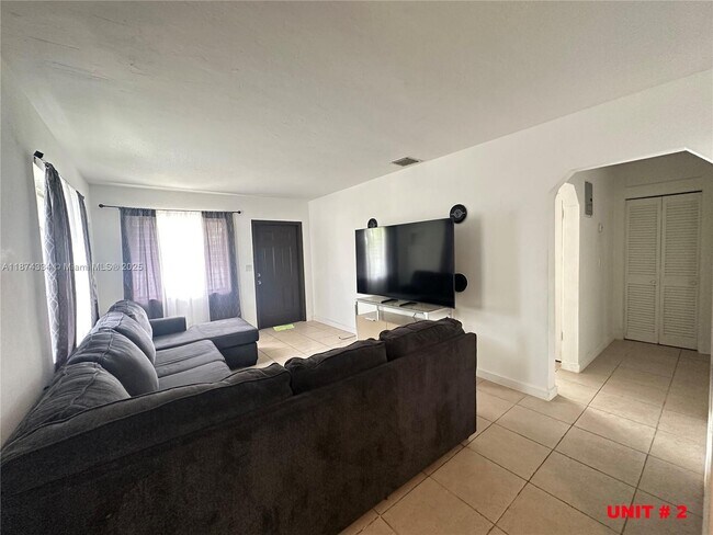 Foto del edificio - 809 NE 2nd St