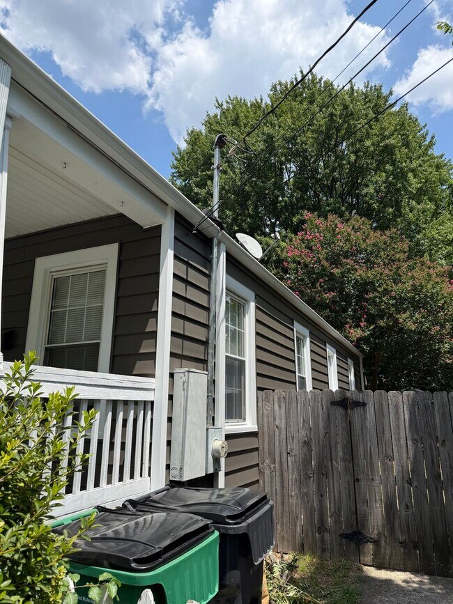 Foto del edificio - Bungalow in Charlotte with 2 bedrooms, 2 baths
