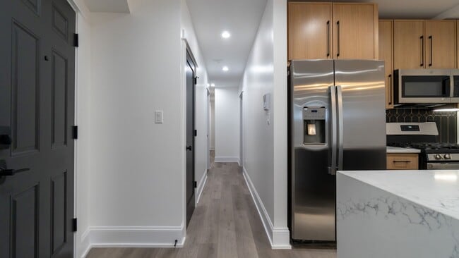 Foto del edificio - Contemporary 2-Bed, 2-Bath Garden Apartmen...