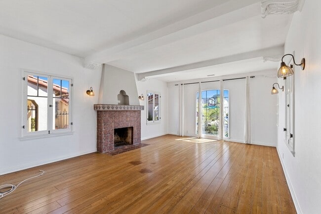 Living Room - 3921 Welland Ave