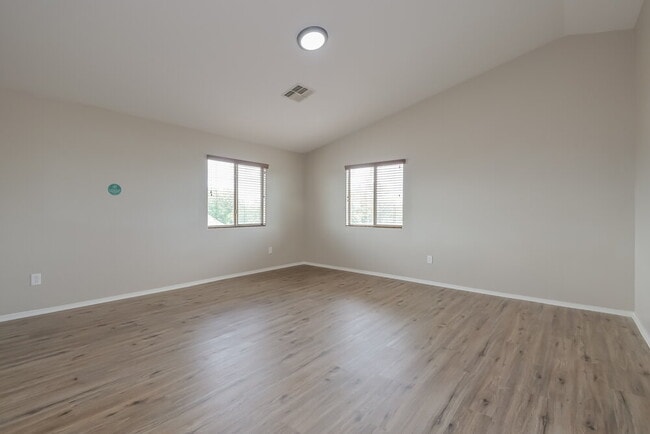 Building Photo - 121 W Calle Paso Suave