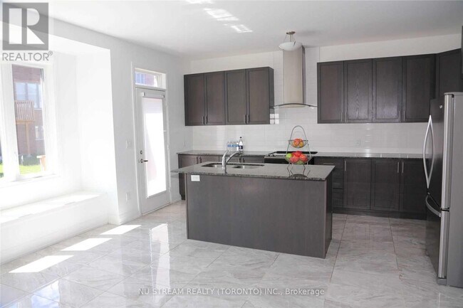 Building Photo - 5 Red Rose Ln
