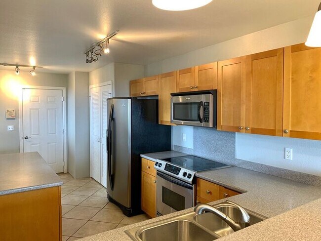 Foto del edificio - Makakilo: 3 Bdrm 2.5 Bath Townhouse w/ 2 C...