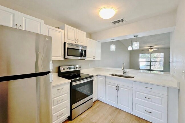 Building Photo - 7135 Parkside Villas Dr N