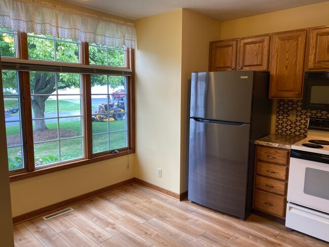 Building Photo - 855 Claremont Ct